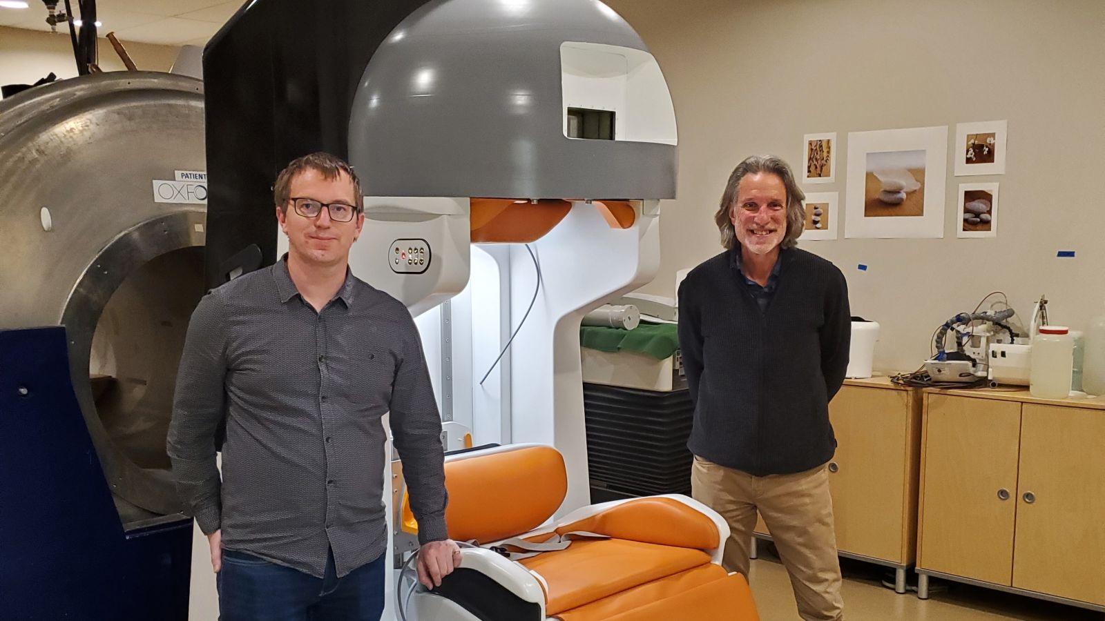 Photo of Ben Parkinson and Professor Michael Garwood with the MRI.